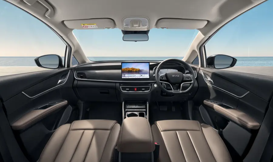 Kabin depan BYD M6 DM dengan layar sentuh, setir BYD, dan jok kulit cokelat