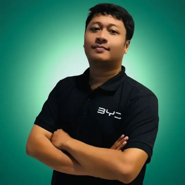 Bayu Akbar, Sales Consultant resmi BYD Haka Cibubur, mengenakan polo BYD